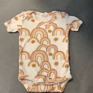 Kate quinn rainbow onesie size 6-12 months EUC